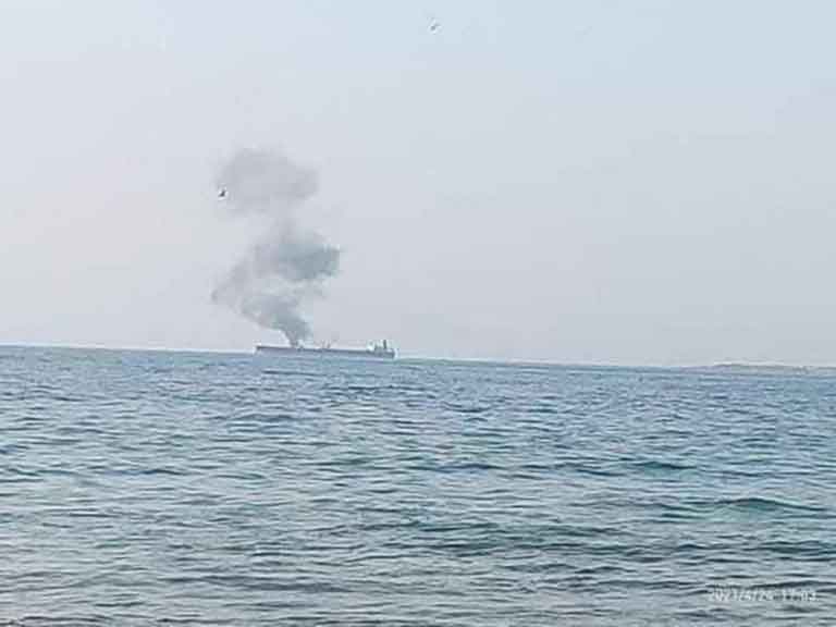 Горящий иранский танкер на рейде порта Банияс