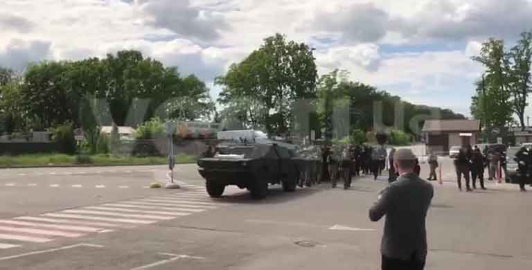 Рейдеры-националисты на БТРе штурмуют киевский рынок, прорывая полицейский кордон Рейдеры-националисты на БТРе штурмуют киевский рынок, прорывая полицейский кордон