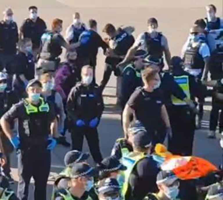 Мельбурн стал зоной боевых действий: полиция ведет огонь по протестующим