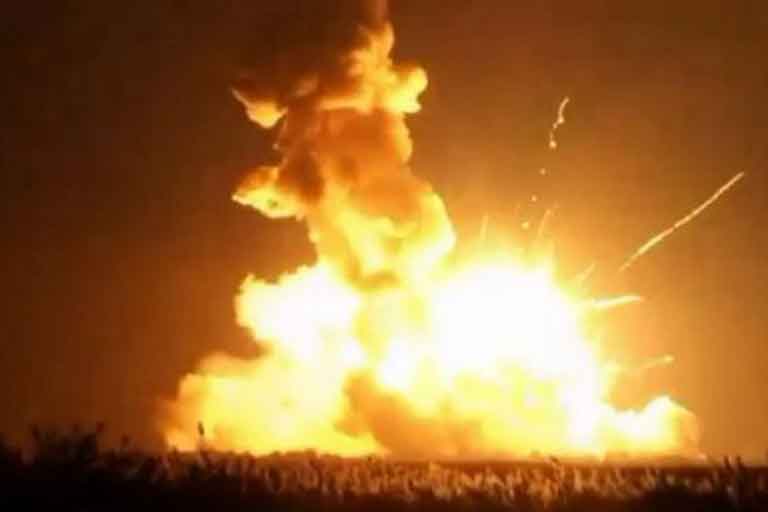 Пятеро военнослужащих ВСУ подорвались на своих ракетах: уничтожены ЗРК «Стрела-10» и 2 грузовика Пятеро военнослужащих ВСУ подорвались на своих ракетах: уничтожены ЗРК «Стрела-10» и 2 грузовика