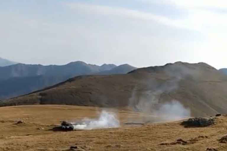 Танк Т-72 ВС Азербайджана из своего орудия расстрелял армянские позиции после чего их заняли азербайджанские военные