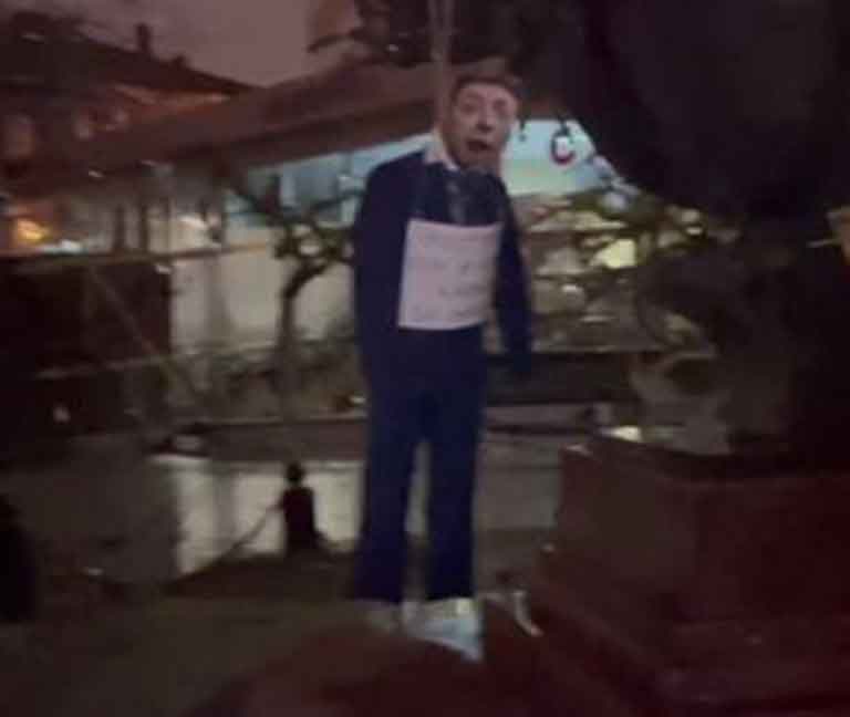 В Одессе «казнили» Владимира Зеленского (видео) В Одессе «казнили» Владимира Зеленского (видео)