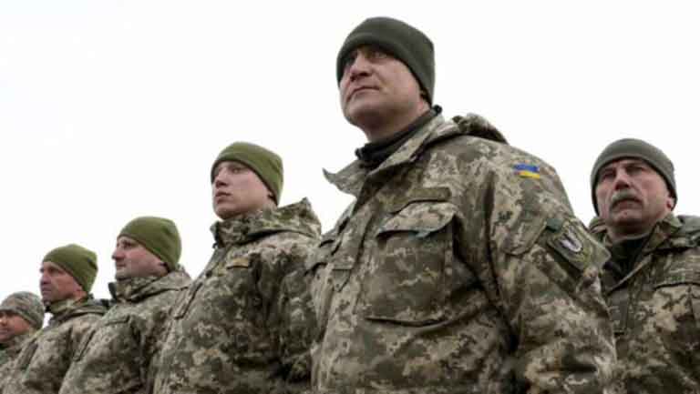 Офицерам ВСУ раздали анкеты для эвакуации семей: Киев готовится воевать?