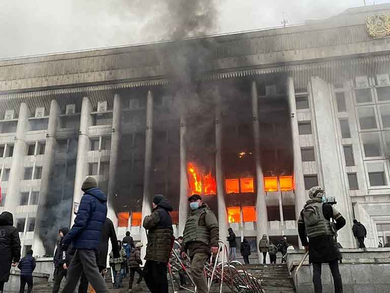 Алма-Ата во власти протестующих: радикалы захватили оружие и бронетехнику (видео)