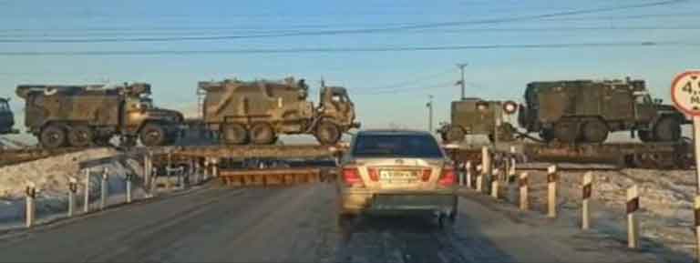 Россияне «подыгрывают» западным СМИ, снимая ролики с военными эшелонами, движущимися на Запад, от чего в Киеве «сносит крышу» (видео)