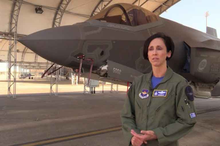 В первом вылете женщина-пилот истребителя F-35 ВМС США потеряла свой самолет (видео)