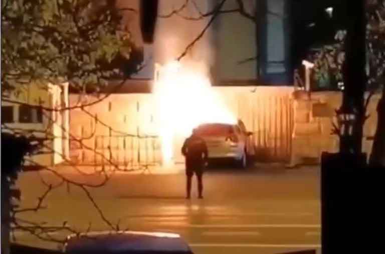 Смертник таранил ворота посольства России в Румынии (видео)